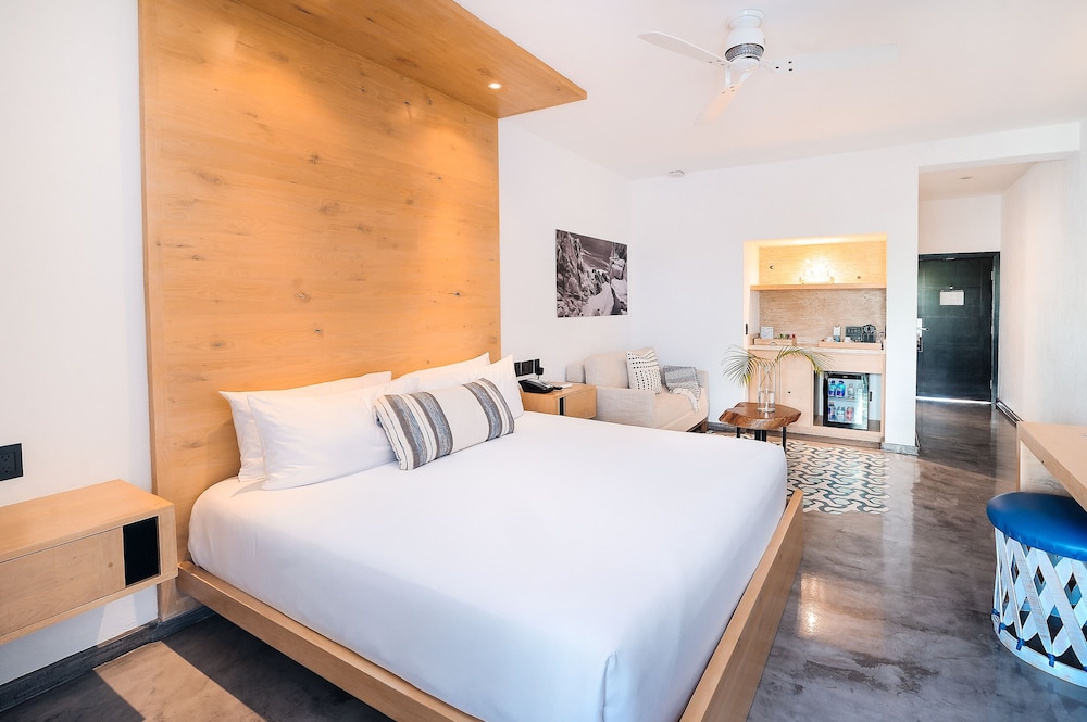 Deluxe Room, 1 King Bed - Photo 1