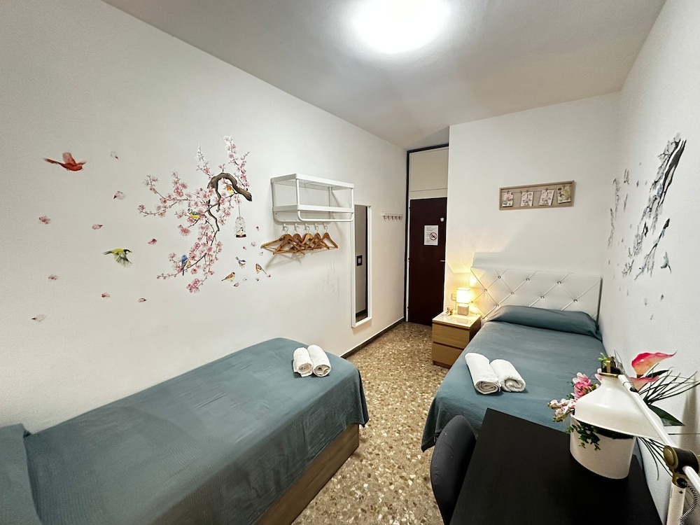 Standard Twin Room, Shared Bathroom photo 2