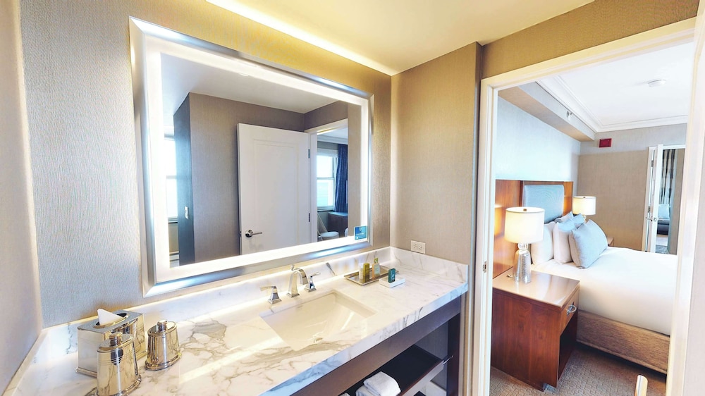 Suite, 1 King Bed thumbnail 6