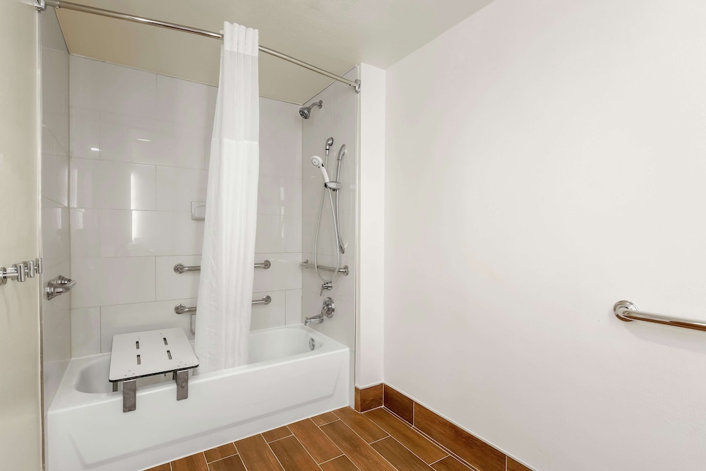 Studio Suite, 1 King Bed, Accessible, Bathtub - Photo 6