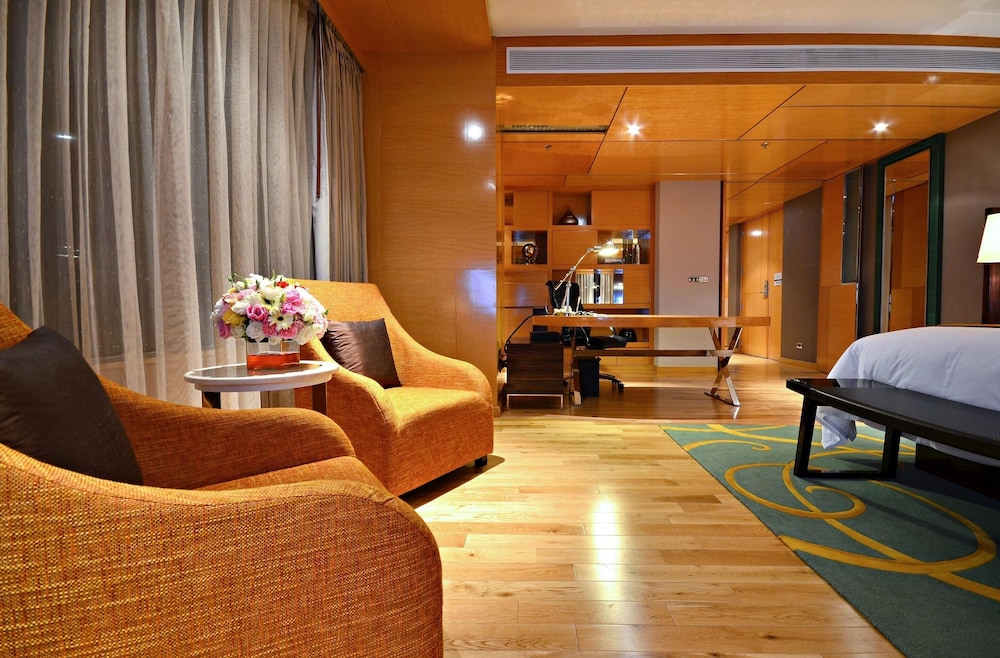Executive Suite, 1 King Bed, High Floor, Non Smoking