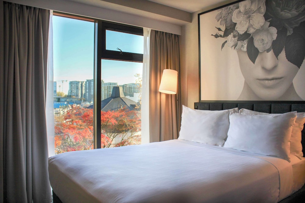 Room, 1 King Bed, Non Smoking, Marina View - Photo 8