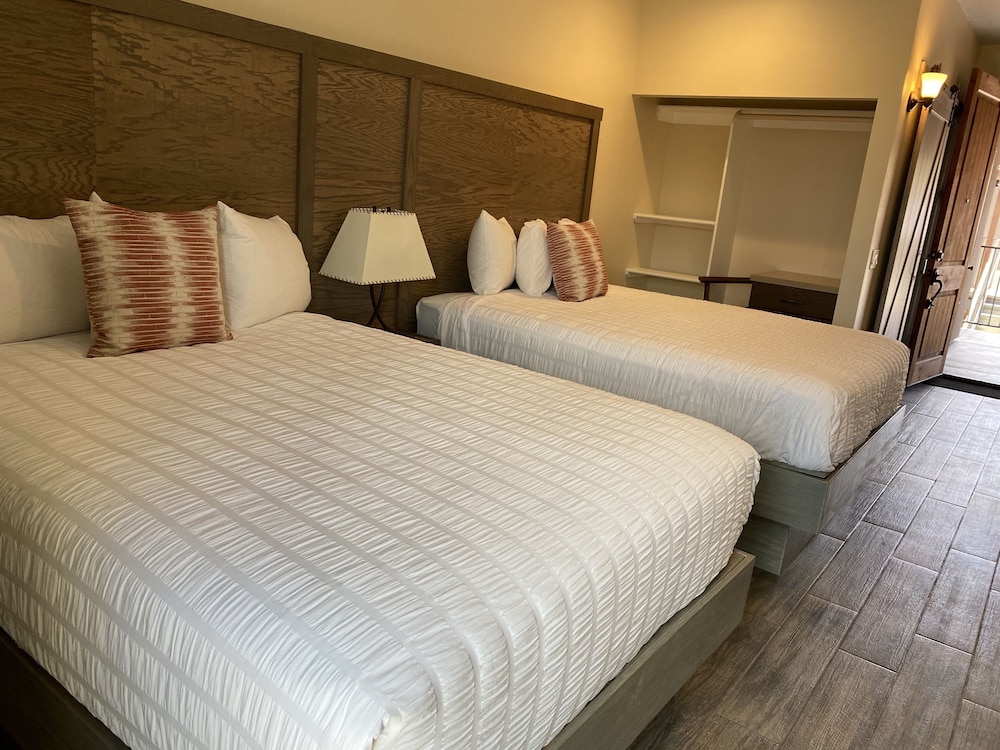 Comfort Room, 2 Queen Beds, Balcony, Valley View photo 2