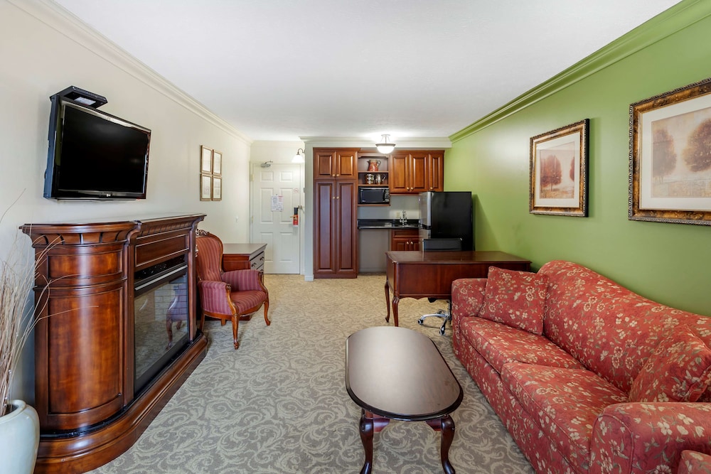 Suite, 1 King Bed With Sofa Bed, Non Smoking, Jetted Tub (With Sofabed) photo 2