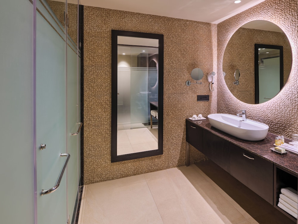 Premium King Room With Balcony - Photo 5