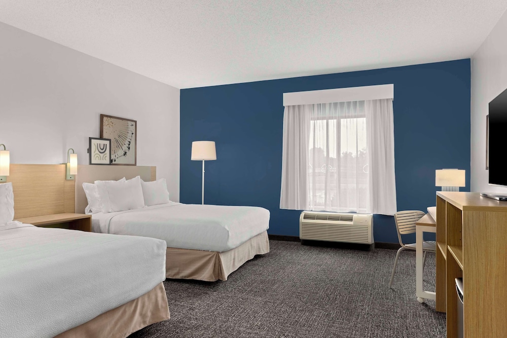 Room, 2 Queen Beds, Accessible (Mobility & Hearing, Roll-in Shower) photo 2
