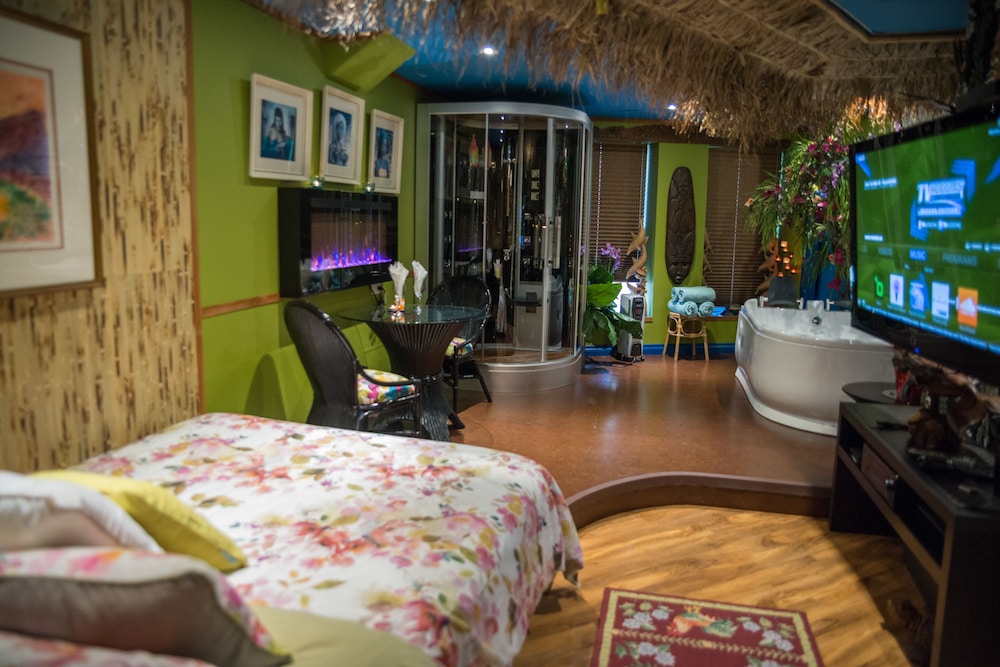 Suite, Hot Tub photo 1