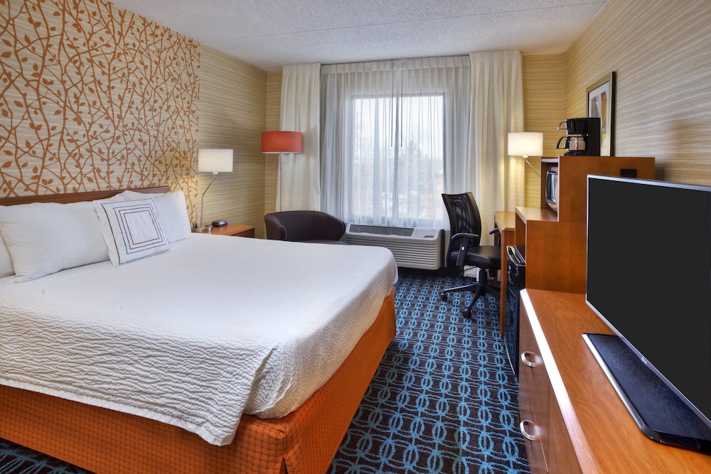 Room, 1 King Bed (Mobility Accessible, Roll-In Shower) - Photo 2