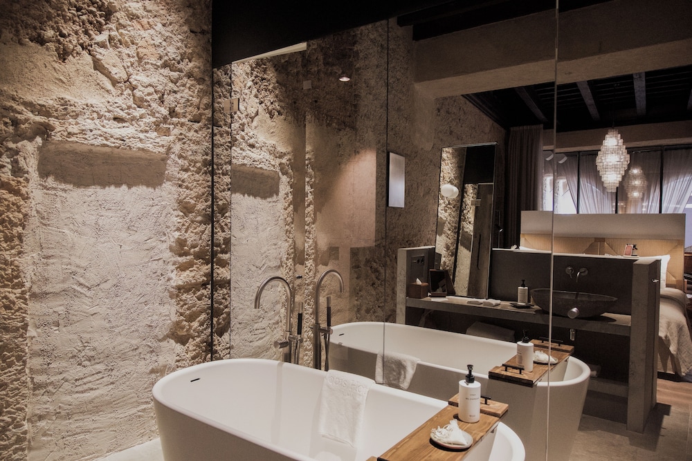 Suite (Courtyard) photo 2