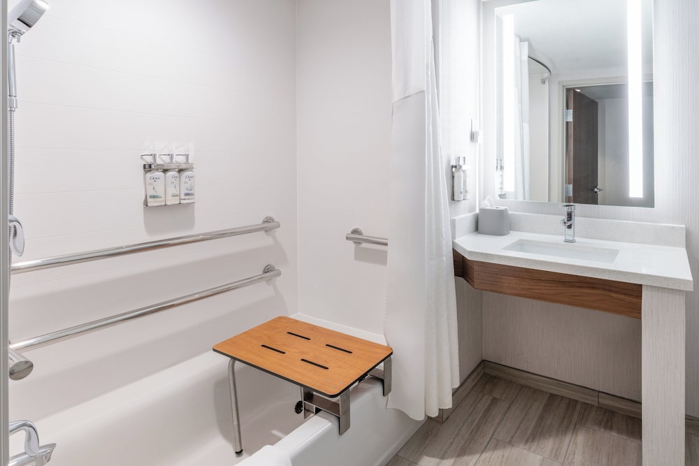 Standard Room, 2 Queen Beds, Accessible (Accessible Tub) - Photo 2