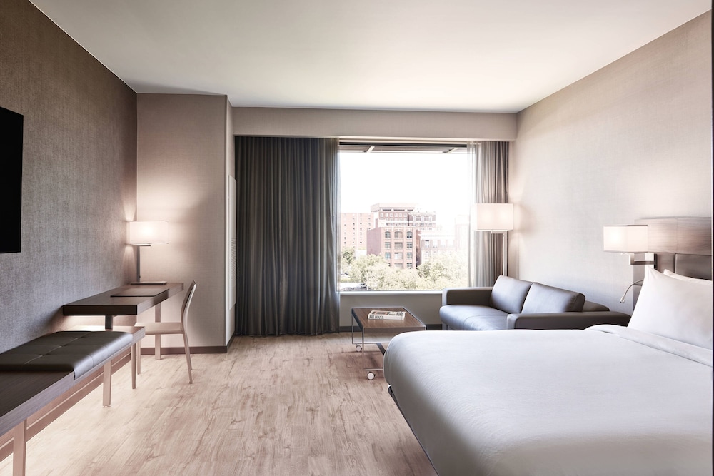 Premier Room, 1 King Bed, City View, Corner photo 1