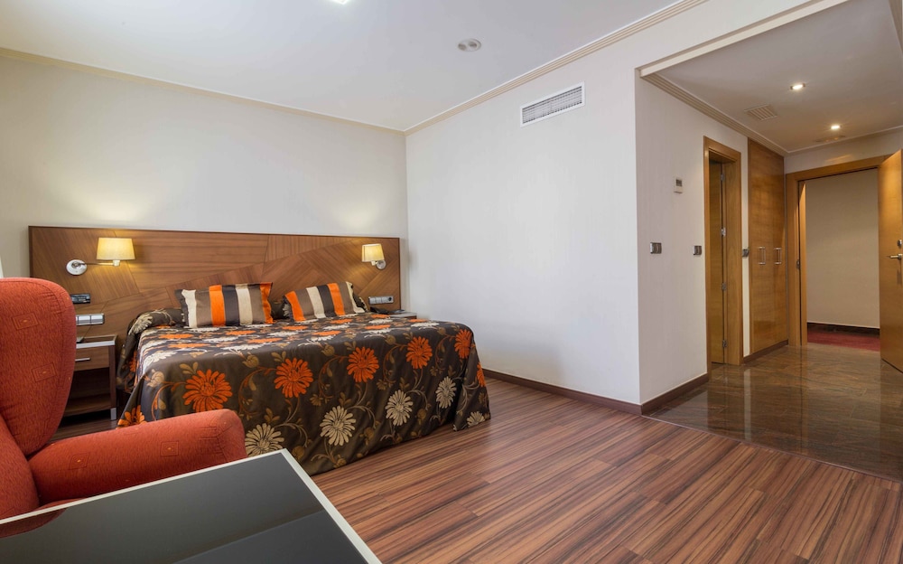 Junior Suite, Jetted Tub photo 3