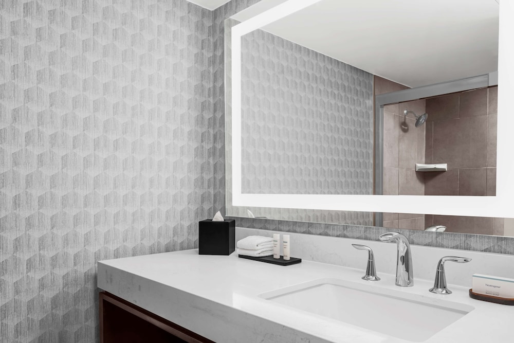 Suite, 2 Double Beds, Accessible (Mobility & Hearing, Roll-in Shower) - Photo 7