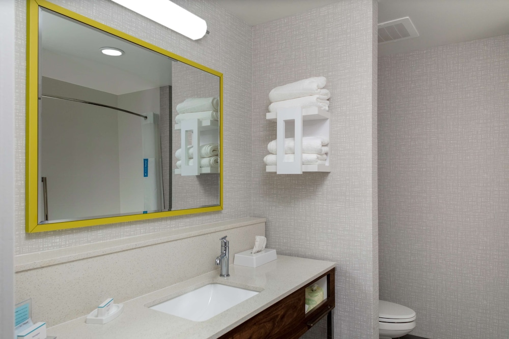 Room, 1 King Bed, Accessible, Bathtub (Mobility & Hearing) - Photo 3