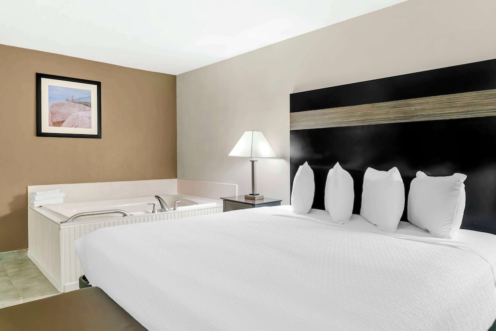 Standard Room, 1 King Bed, Jetted Tub, Courtyard View