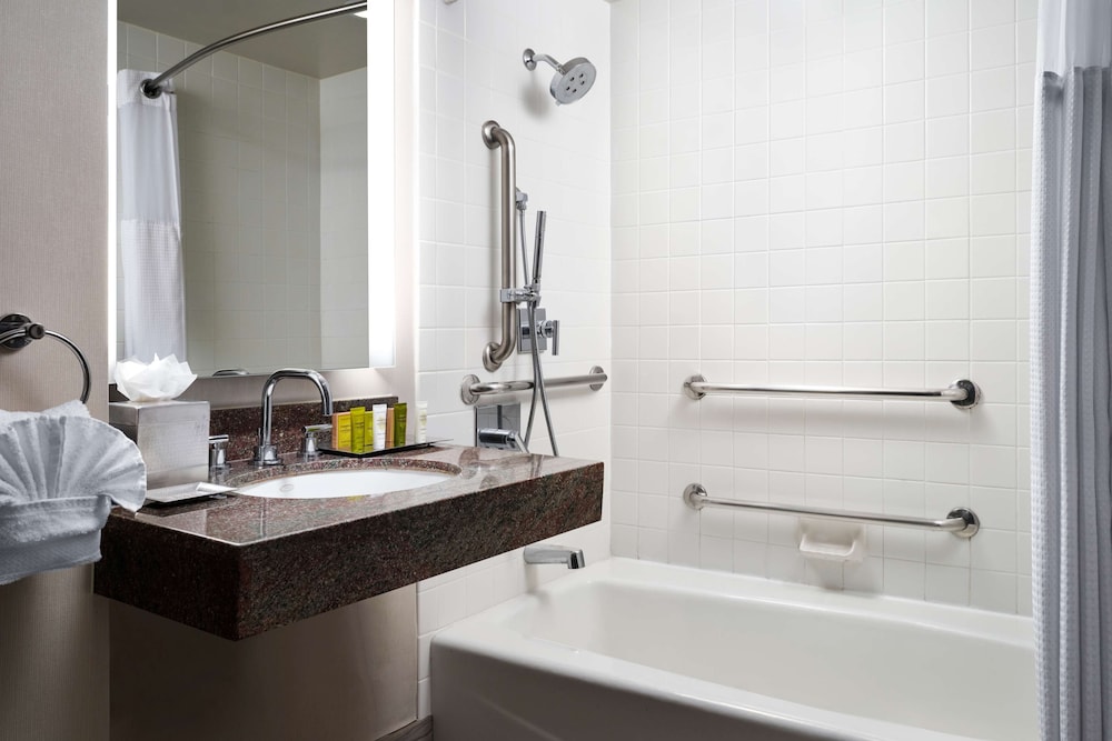 Room, 1 King Bed, Accessible, Bathtub (Hearing Impaired) - Photo 3