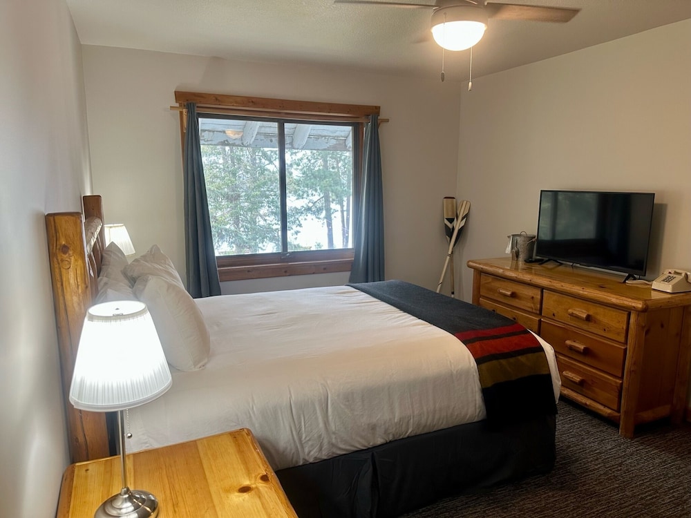 Standard Single Room, 1 King Bed, Lake View photo 1