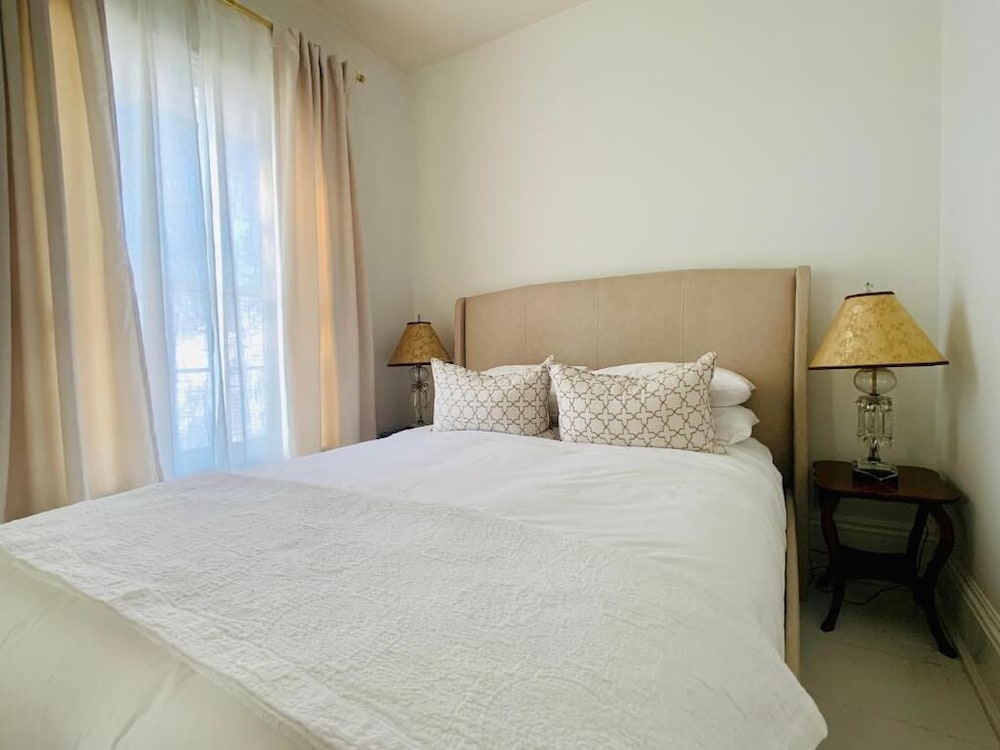 Basic Room, 1 Queen Bed