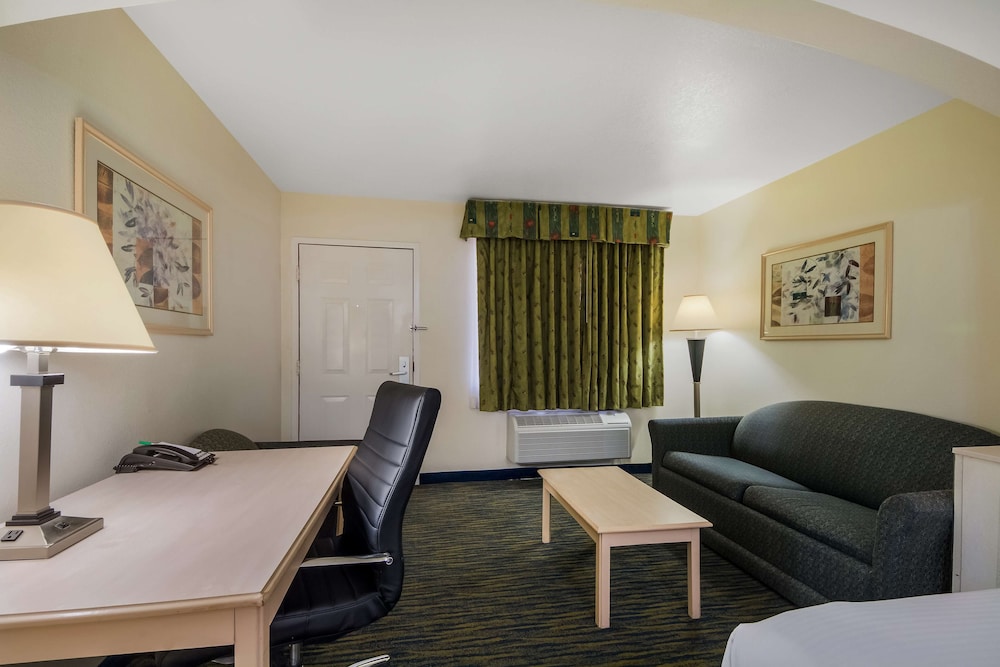 Suite, 2 Queen Beds, Accessible, Bathtub (Larger Room) photo 3