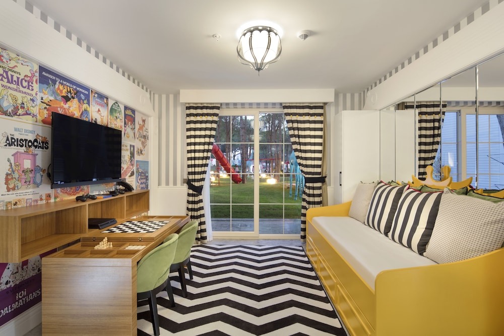 Family Room thumbnail 6