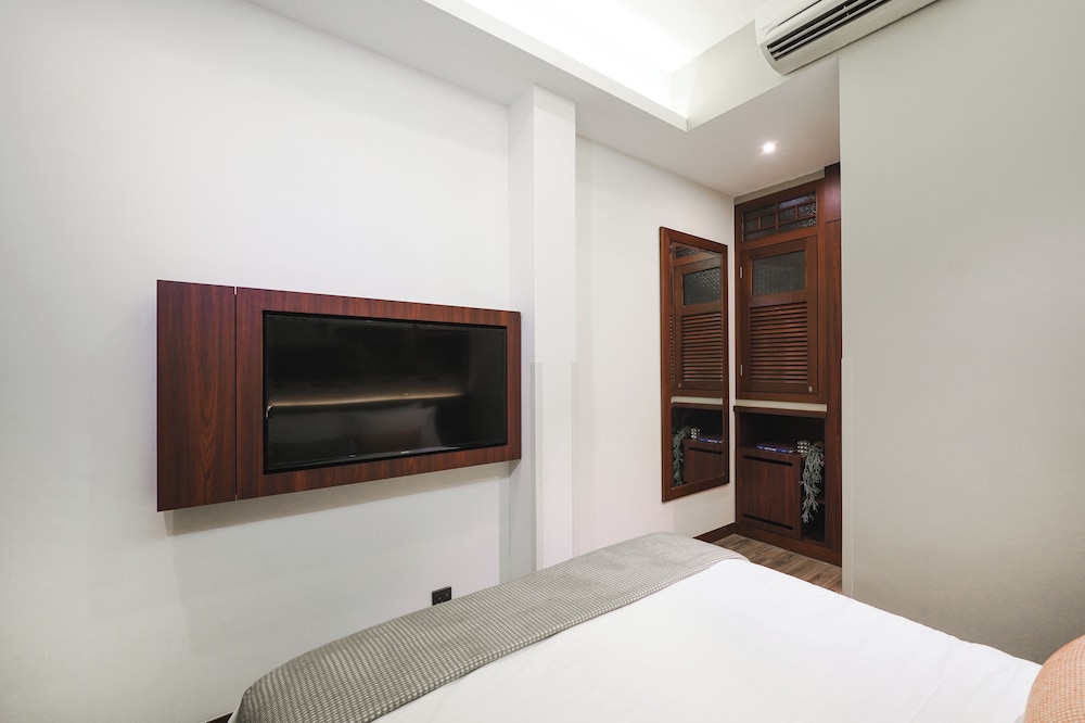 Classic Queen Room (No Window) photo 3
