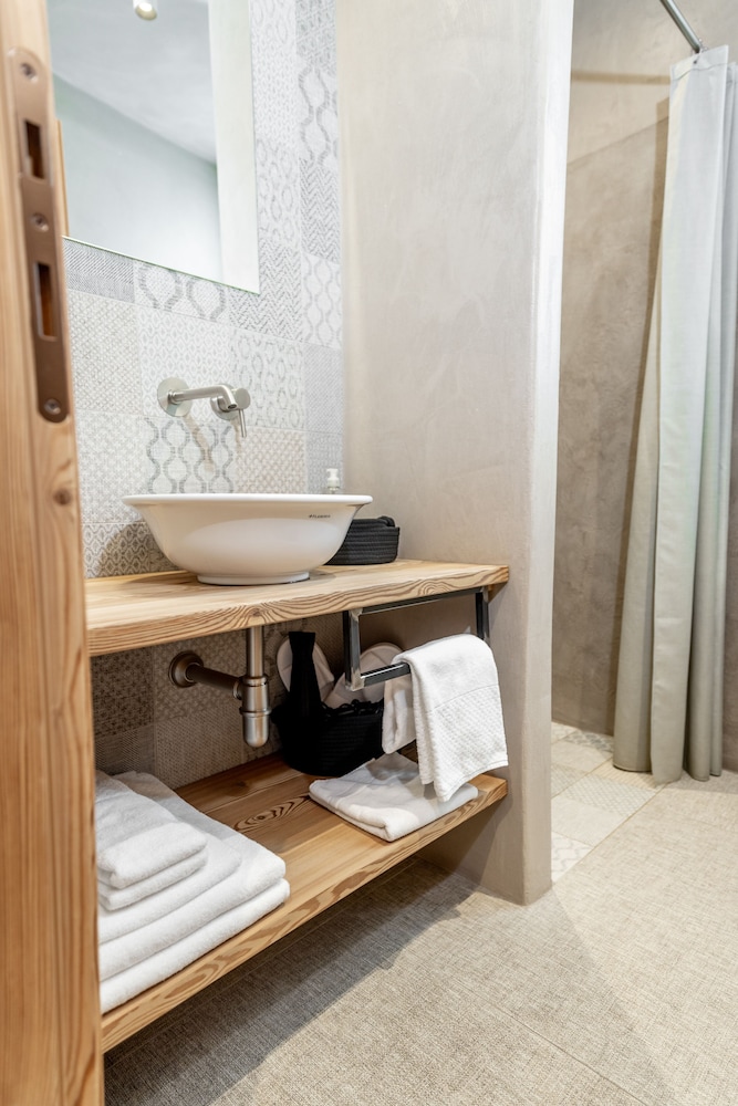 Standard Double Room - Photo 12