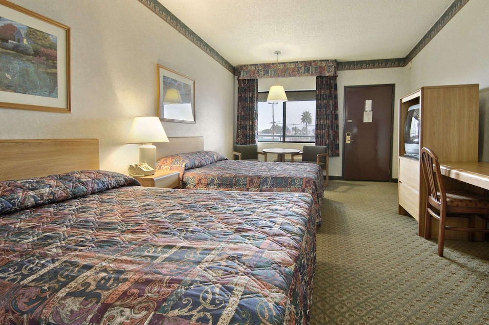 Room, 2 Queen Beds, Non Smoking photo 1