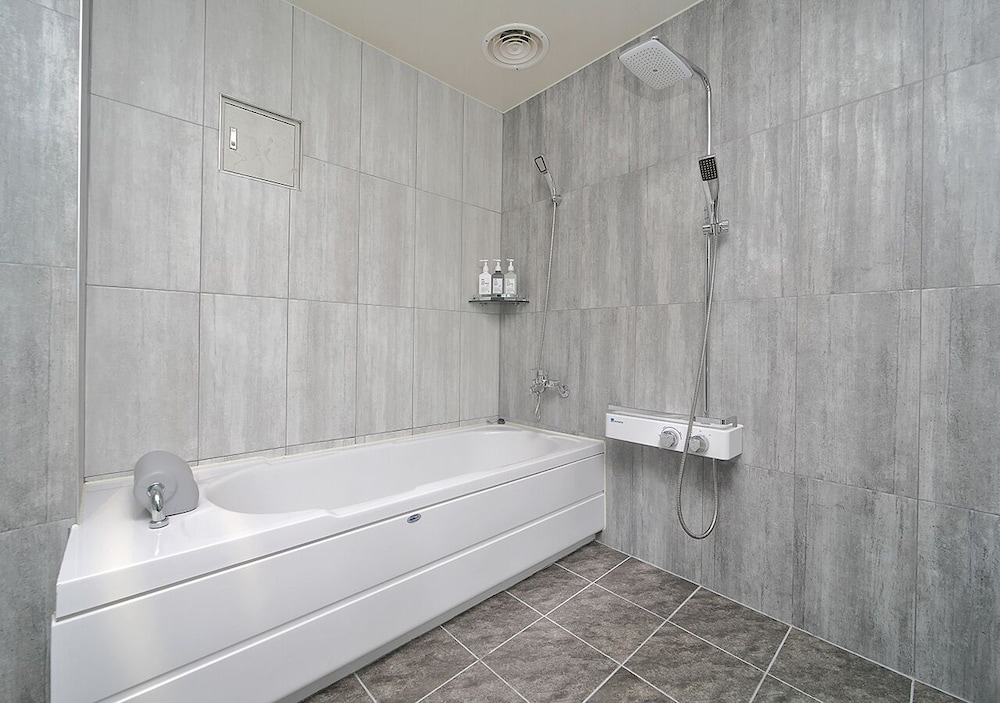 Suite - Photo 2
