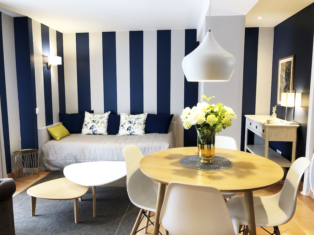 Suite - Photo 1
