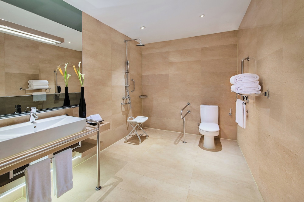 Premium Room, 1 King Bed, Accessible (Wheelchair) - Photo 3