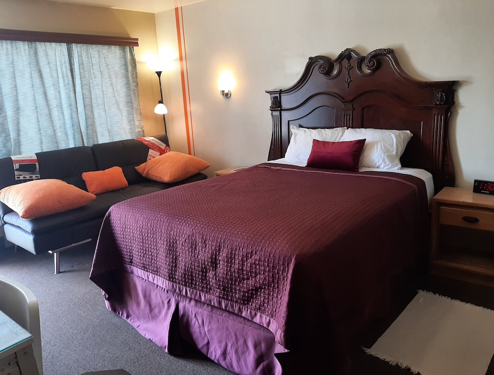 The Brown Room: 1 Queen Bed, 1 Sofa Bed, Non-Smoking, CORP RATE