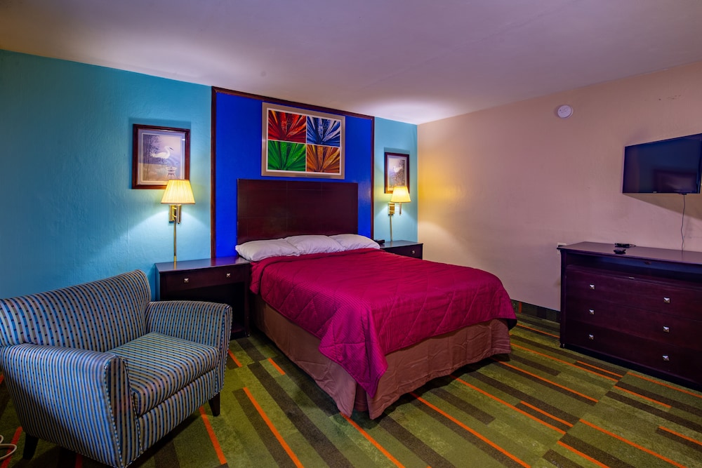 Deluxe Single Room, 1 Queen Bed, Non Smoking, Refrigerator & Microwave photo 1