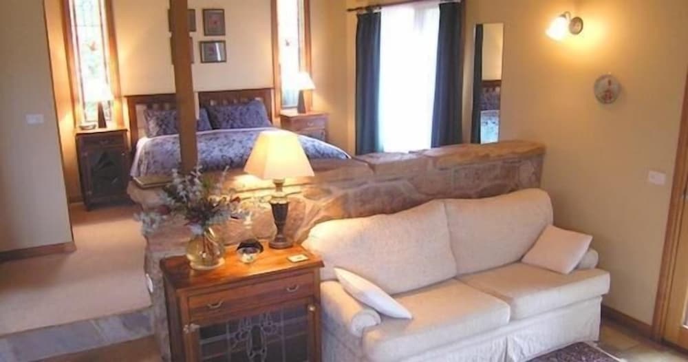 Standard Suite, 1 Bedroom, Non Smoking, Kitchen (Snowgum Cottage) photo 3