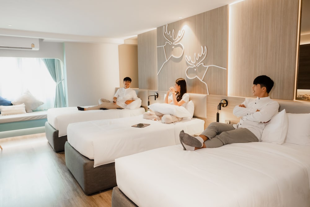 Triple Bed with Bathtub - Photo 3