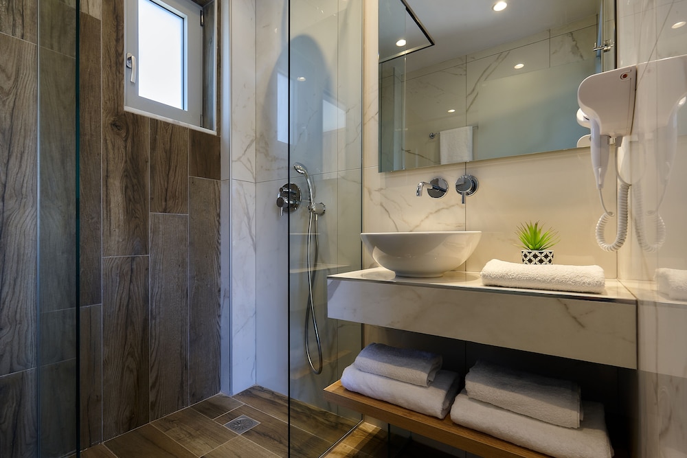 Junior Suite with Sea View - Photo 3