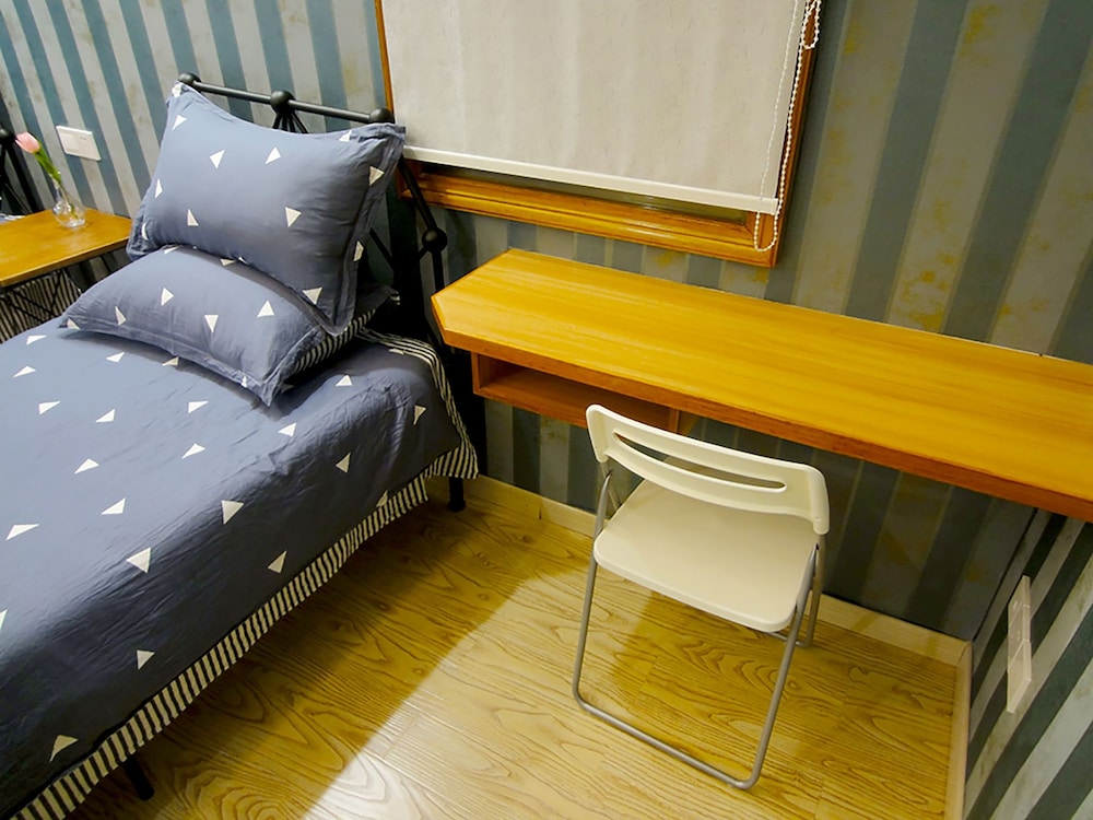 Economy Room, Hill View photo 1