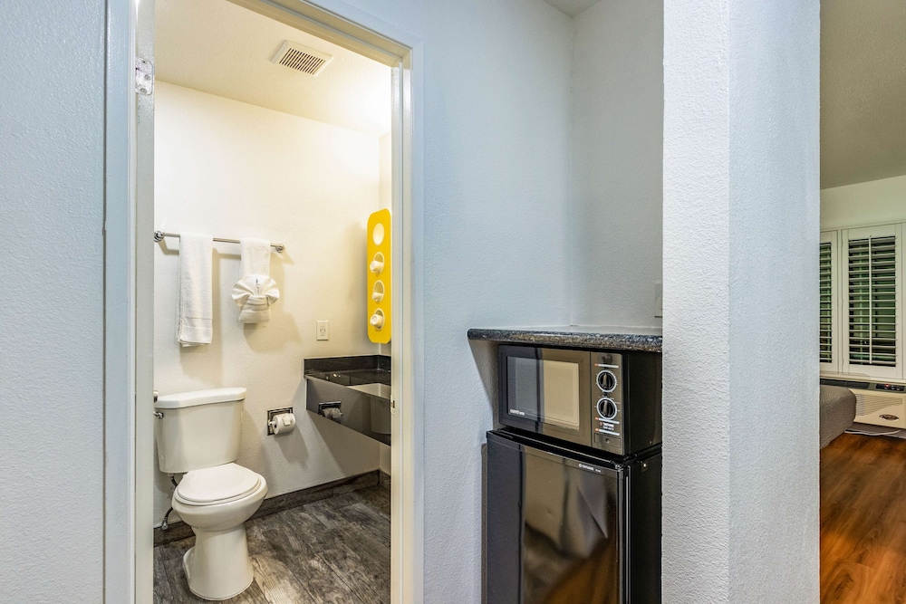 Deluxe Room, 1 Queen Bed, Non Smoking, Refrigerator & Microwave - Photo 4