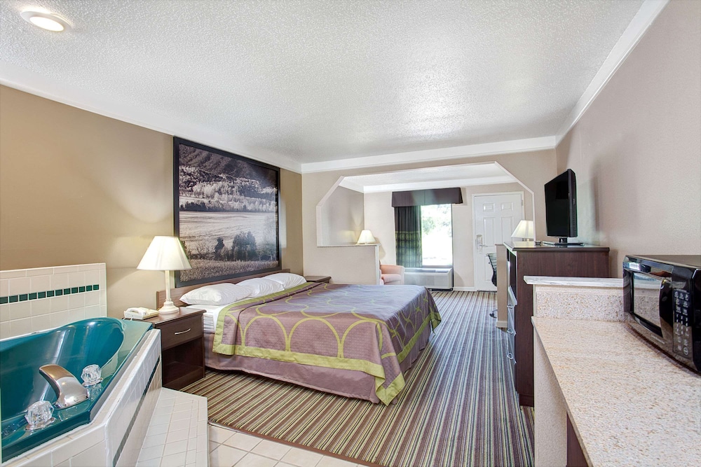 Deluxe Studio Suite, 1 King Bed, Non Smoking - Photo 3