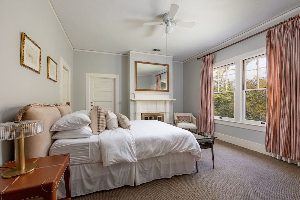 Room, 1 Queen Bed, Fireplace photo 1