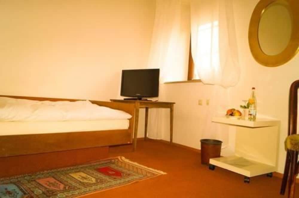 Basic Double Room photo 2