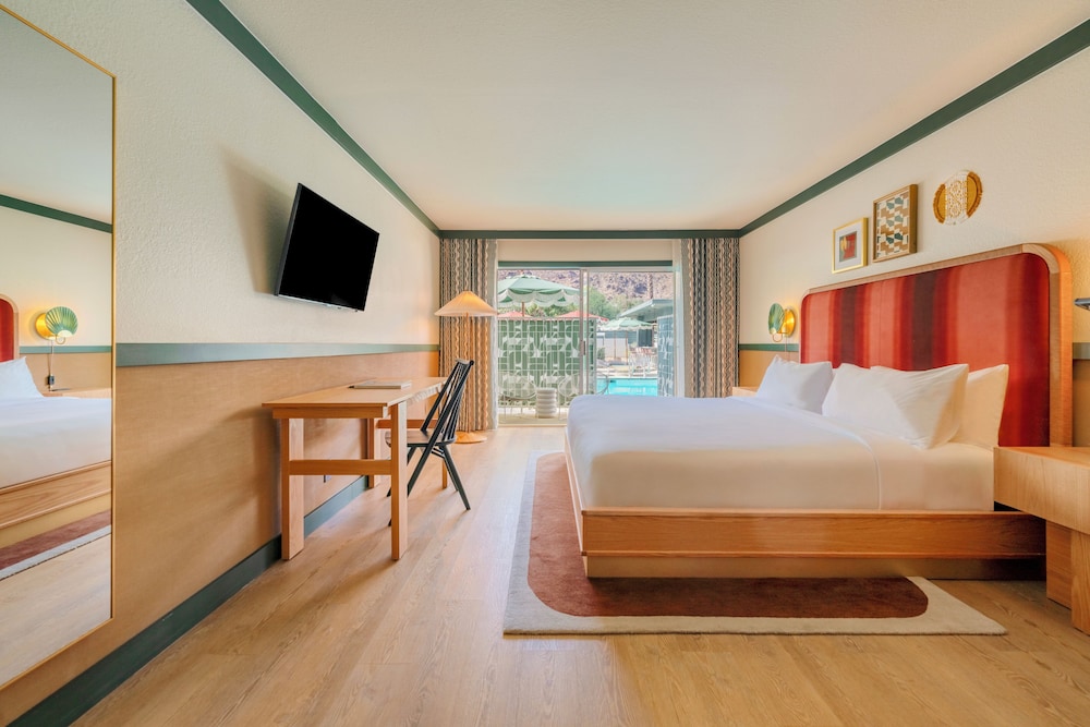 Room, 1 King Bed, Pool View, Poolside - Photo 1