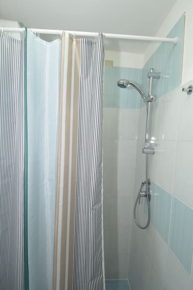 Double or Twin Room, 1 Queen Bed photo 3
