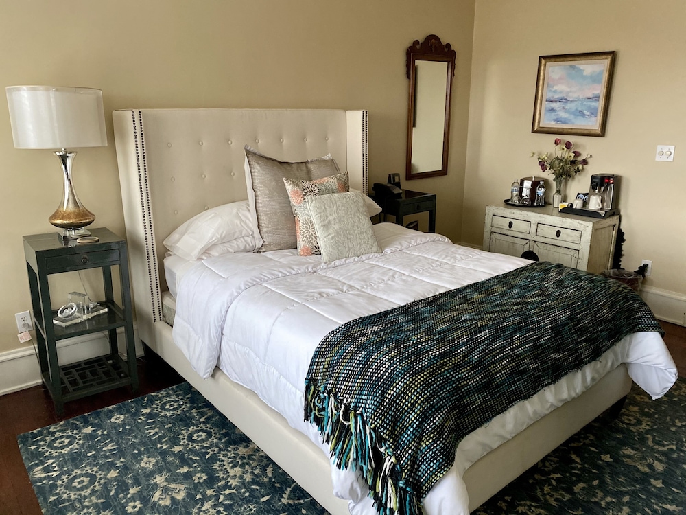 Room, 1 Queen Bed, Non Smoking, Jetted Tub (Lily)