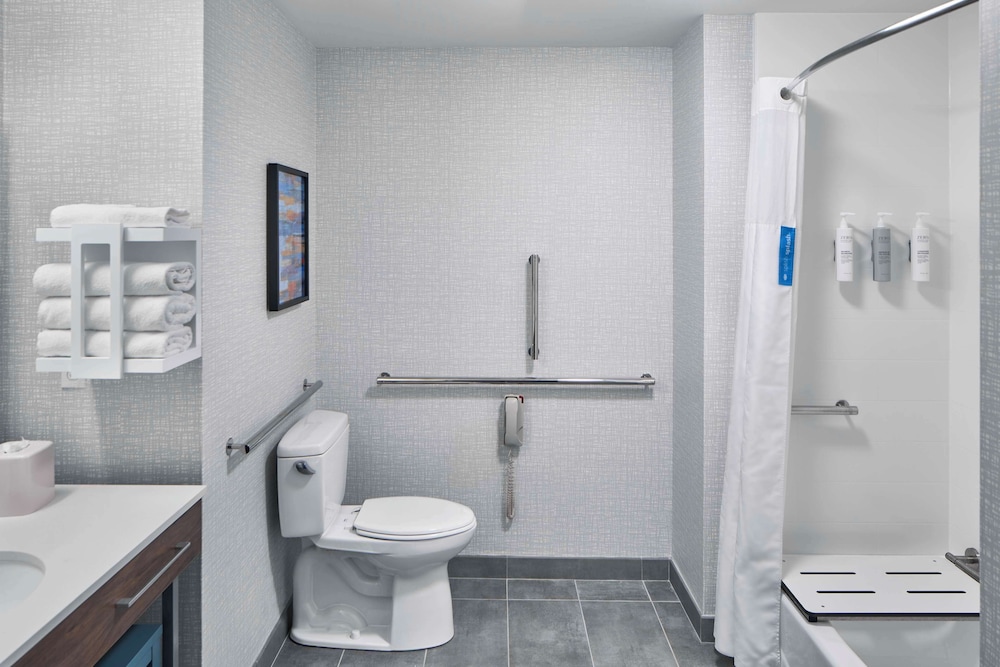 Room, 2 Queen Beds, Accessible, Bathtub (Mobility & Hearing) - Photo 6