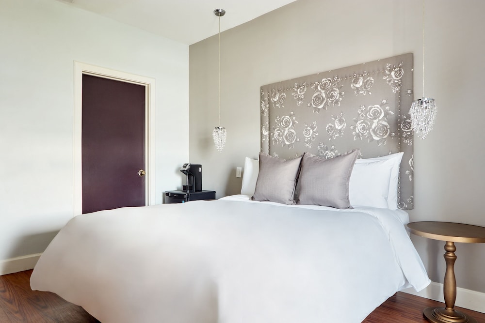 Superior Room, 1 Queen Bed photo 2