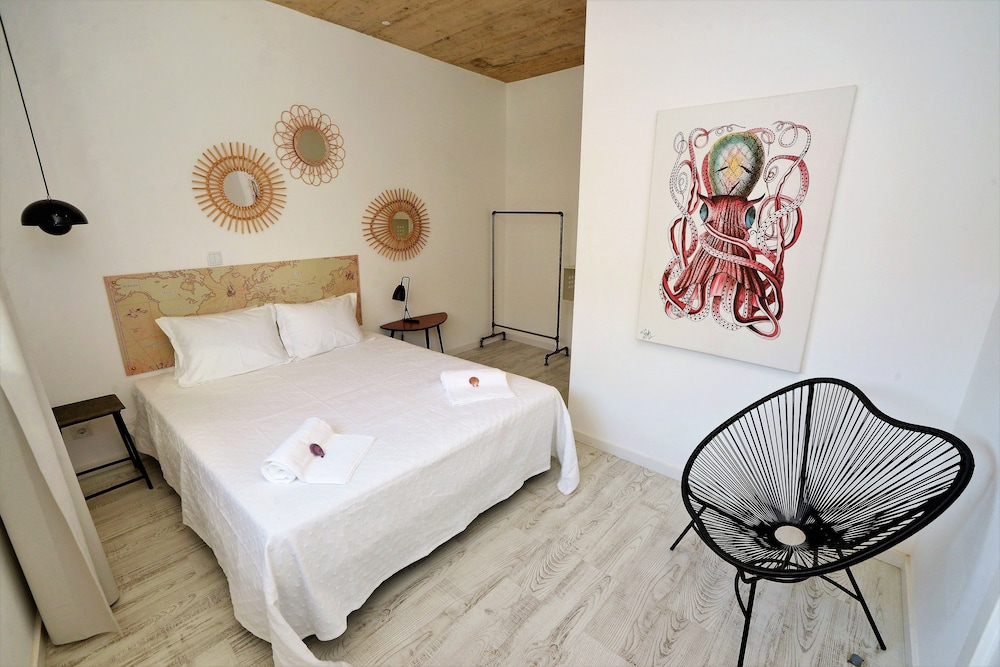 Standard Suite, 1 King Bed, Private Bathroom photo 1