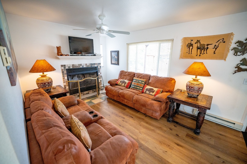 Large Cabin, Mountain Views, 2 Queen Bedroom, Kitchen