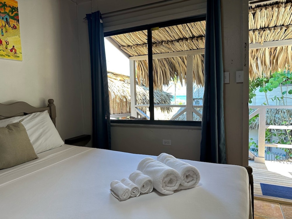 Basic Room, 1 Queen Bed, Refrigerator, Partial Sea View