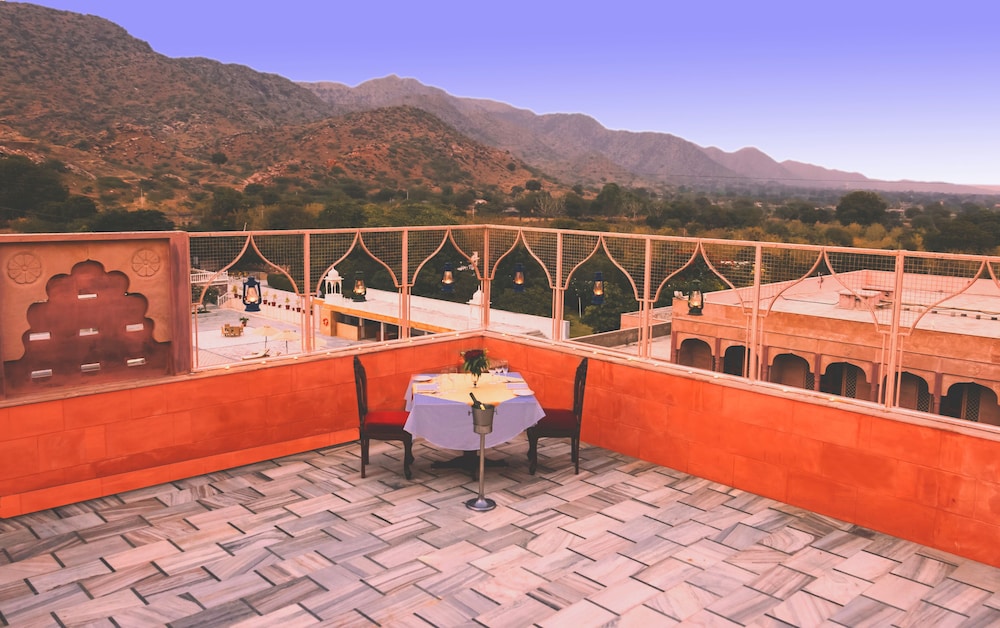 Deluxe Suite, 1 Double Bed (SeleQtions Aravalli View) photo 3