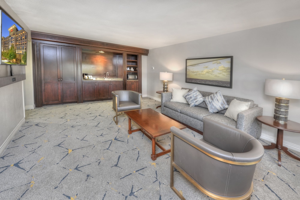 Executive Suite, 1 King Bed - Photo 7